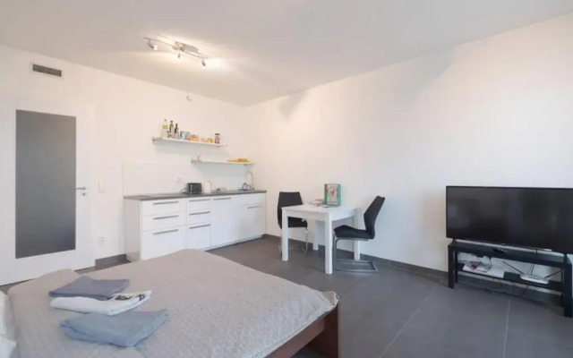 Bright studio, 10min to the Centre, free Netflix