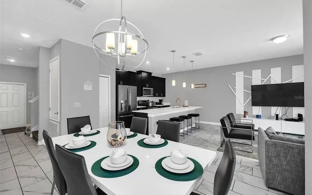 1569 SD - Modern Champions Gate Escape