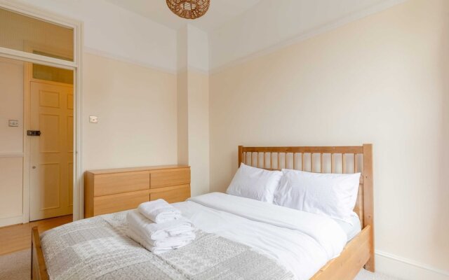 Roomy 3BD by Hampstead Heath!