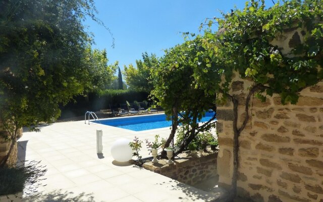 Villa With 5 Bedrooms in Uchaux, With Wonderful Mountain View, Private