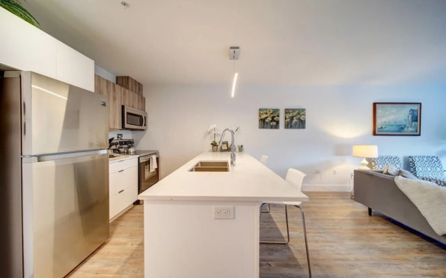 Luxurious Modern 2BR Condo Slps-5 Coffee AC Wifi