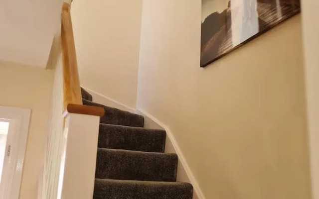 Spacious 3-bed House - Sleeps 8, Garden & Parking