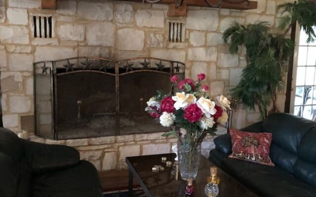 Twelve Oaks Hill Country Inn
