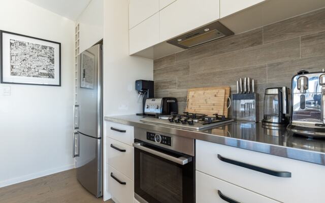 High-end 3BR House - Skytower View
