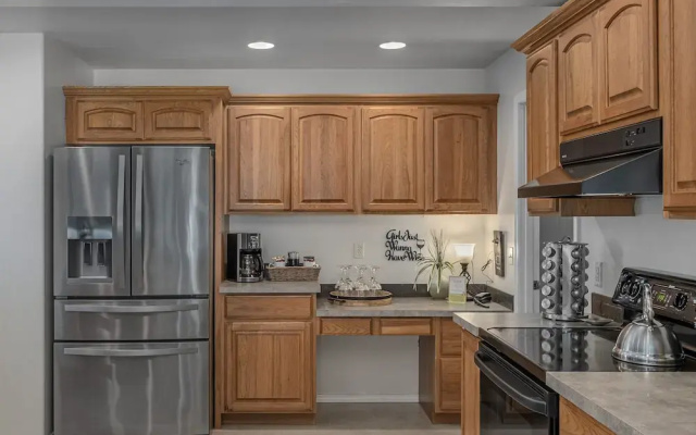 All Seasons Getaway 4 Bedroom Home by NW Comfy Cabins by RedAwning