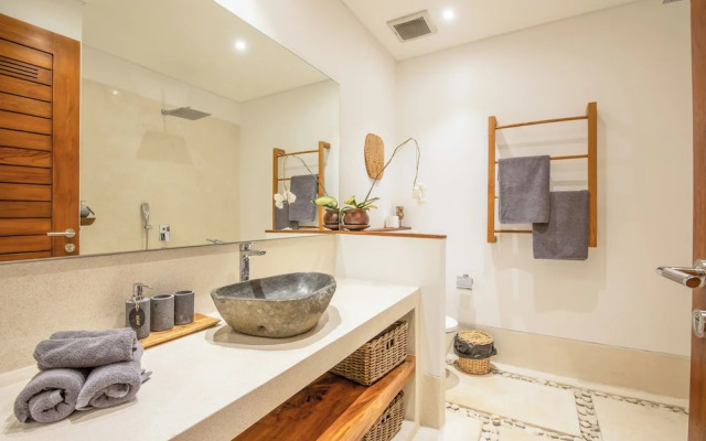 Coastal Comfort: Cozy 4BR Villa, 5 Min Walk to Finns Beach