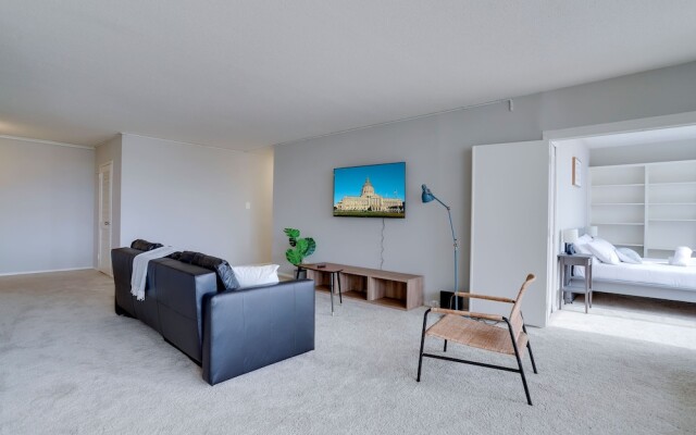 Prime Location Apartment at Crystal City