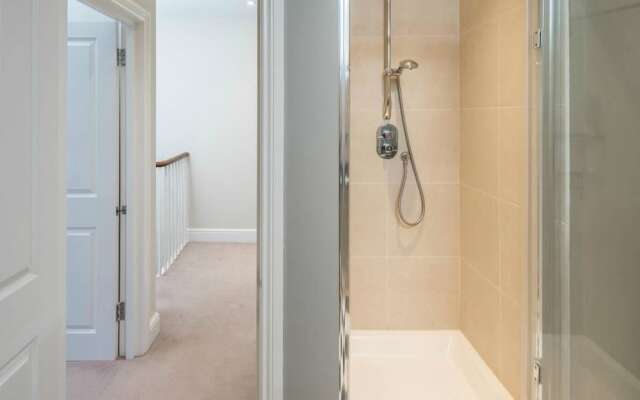 ALTIDO Bright Flat for 6, Near Victoria and Warwick sq