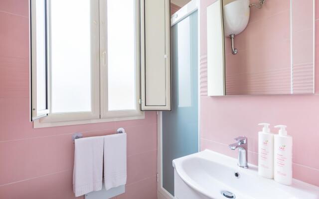 Chiara Modern Apartment by Wonderful Italy