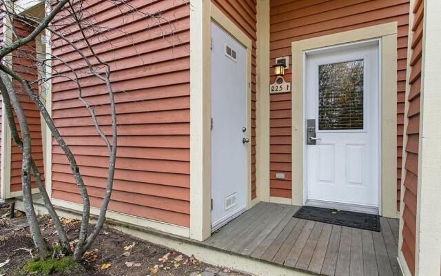 Les Eaux 225-1 by Escapades Tremblant