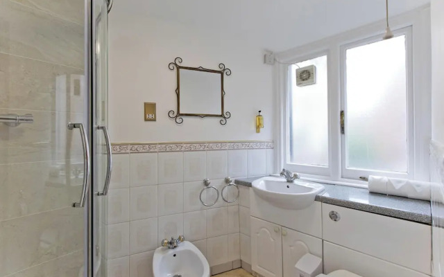 Imperial Horseferry Road Apartment