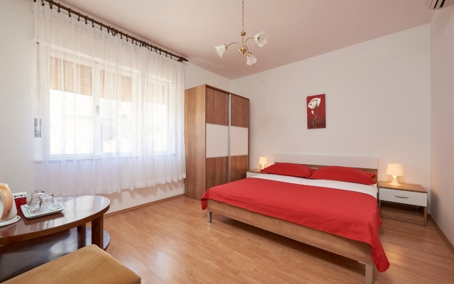 Room Ivo - with garden: R2 Trogir, Riviera Trogir