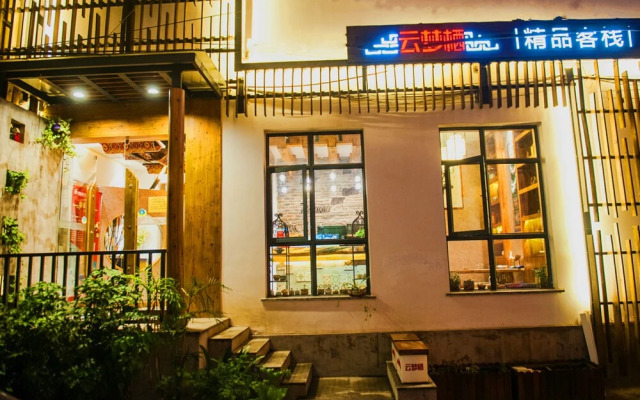 Yun Meng Qi  Inn