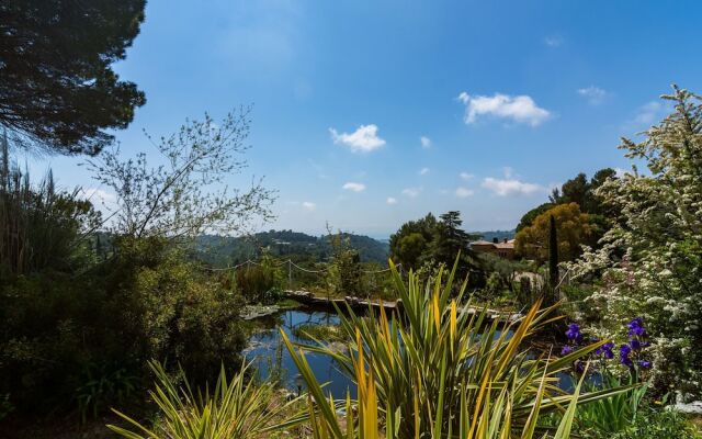 Spacious Villa in La Gaude With Swimming Pool