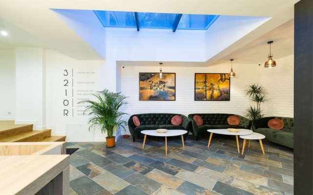 Отель UpperHouse Suites & More