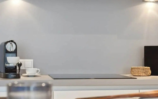 Centrally Located 2 Bedroom Apartment With Parking