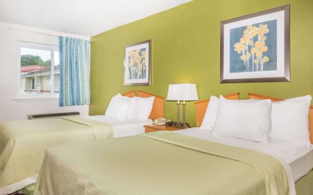 Days Inn & Suites by Wyndham Bridgeport - Clarksburg