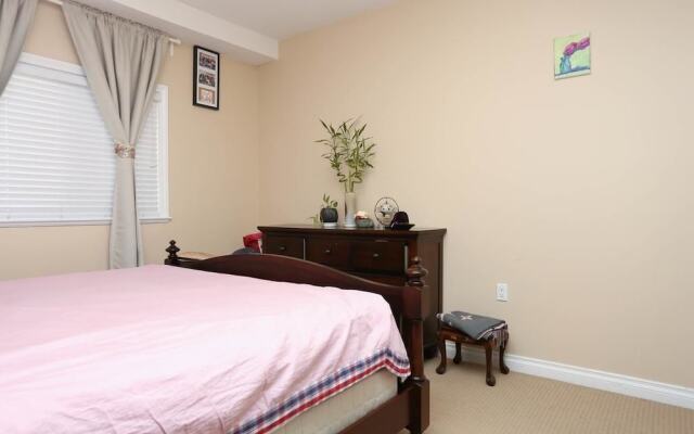 Near the Richmond downtown/private entrance by Elevate Rooms