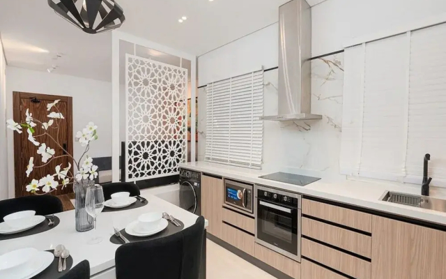 Stylish & Upscale Apartment in Almughrizat