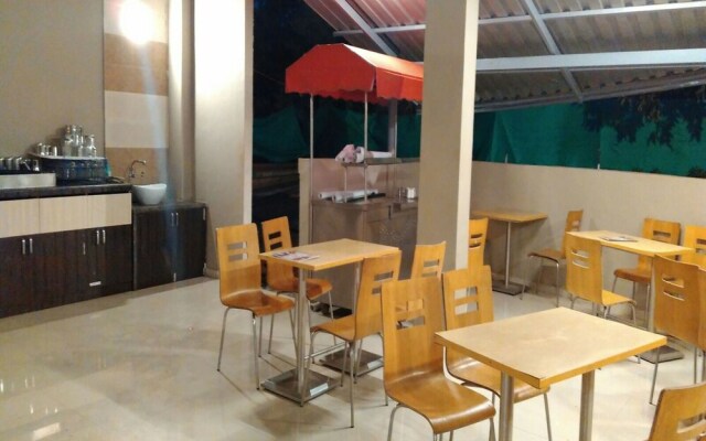 OYO 11898 Hotel Vhyomaan