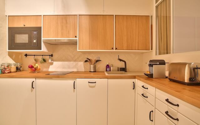 New Stunning 4 Bdrs Apt, With AC – Le Marais