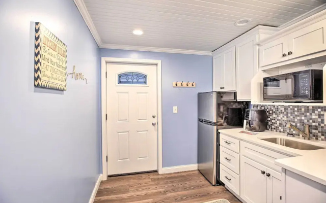 Updated Williamstown Apartment With Kitchen!