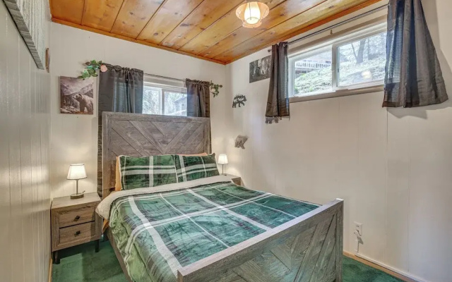 Cozy Crestline Cabin w/ Mountain-view Balcony!
