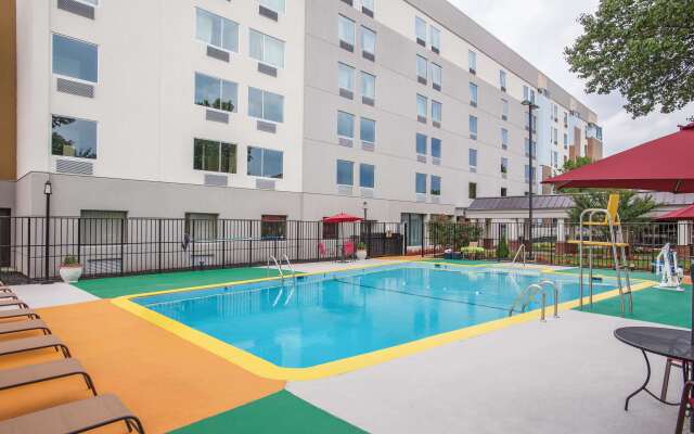 La Quinta Inn & Suites by Wyndham DC Metro Capital Beltway