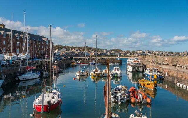 Bright 2 bed apartment North Berwick High Street