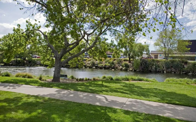 Riverside Villa - in the City by the River!