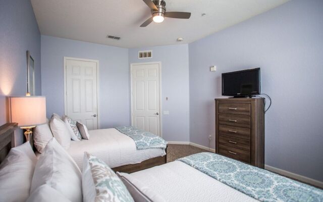 Altavista Lakeview 3 Bedroom Condo by RedAwning