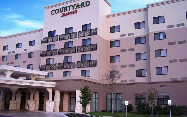 Courtyard by Marriott San Antonio Six Flags at The Rim