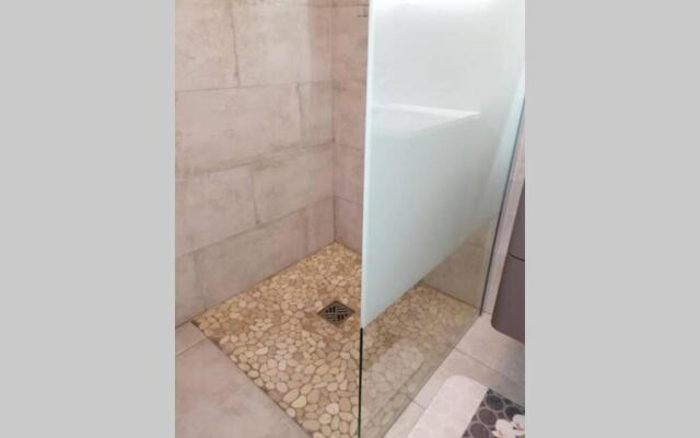 Appartement les pieds dans l'eau 300 m plage - 2 piscines