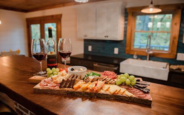 Bigfoots Retreat 2 Bedroom Chalet by RedAwning