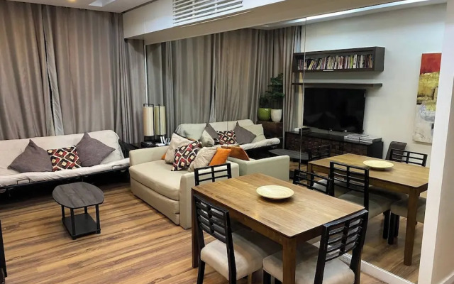 Elegant 2BR Apartment in Upscale Fort BGC Fast Wifi