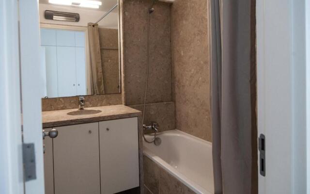 Classy 2BDR Apartment in Downtown by LovelyStay
