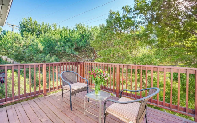 Charming Oakland Home W Fireplace & Deck