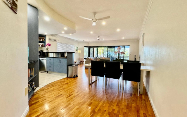 Lighthouse Apartments on The Strand - 2