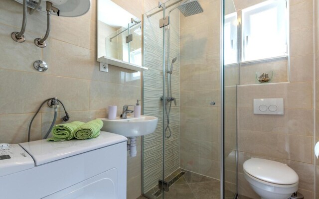 Nice Home in Podstrana With Wifi and 2 Bedrooms