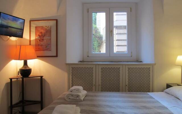 Aurora in Pantheon Apartment