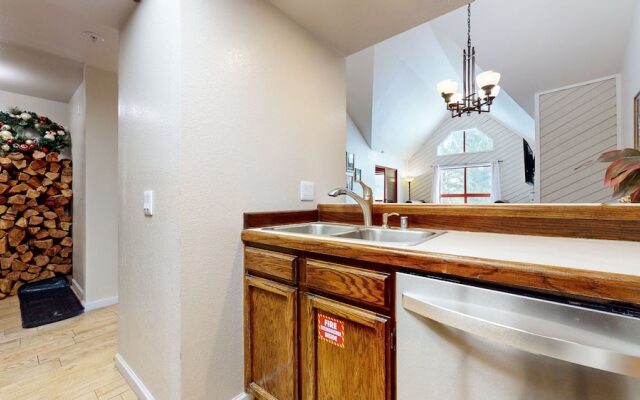 Aspen Creek 311 Walk to Eagle Lodge, Log Burning Fireplace, Great Complex Amenities by RedAwning