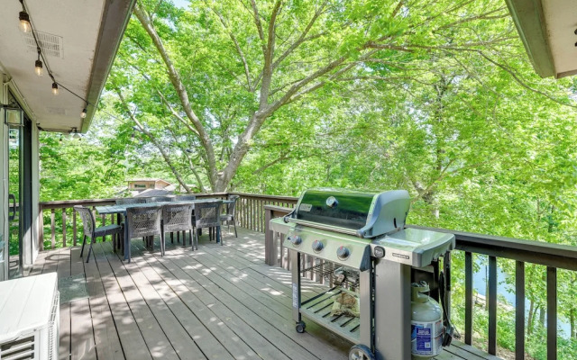 The Bella Vista Lakeside Treehouse: Dock & Kayaks!
