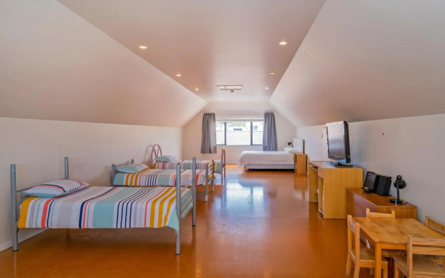 Kowhai Corner - Matarangi Holiday Home