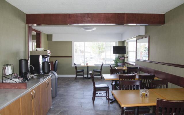 Econo Lodge Inn & Suites Kamloops
