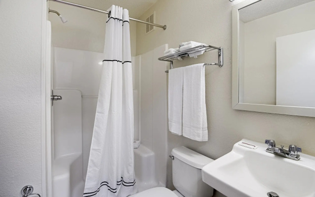 HomeTowne Studios by Red Roof Winston-Salem - University Pkwy