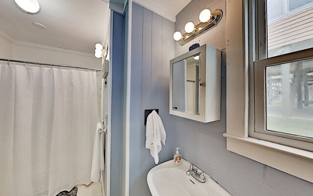 Long Beach Hideaway - Steps To The Sand! 2 Bedroom Duplex