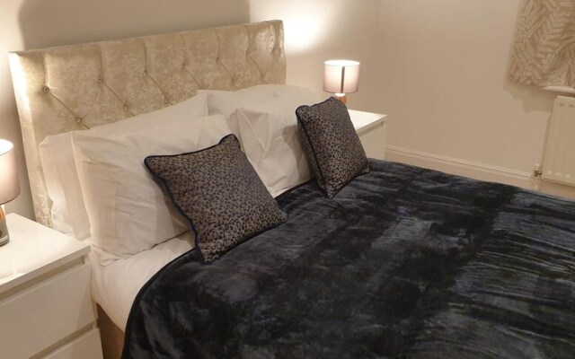 Royal Oak Apartment in Manchester Central Location