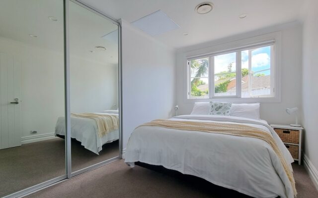 Cheerful 5 - Bedroom Home - Free Parking