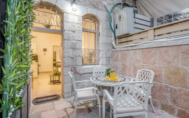 Modern 1 BDR with balcony