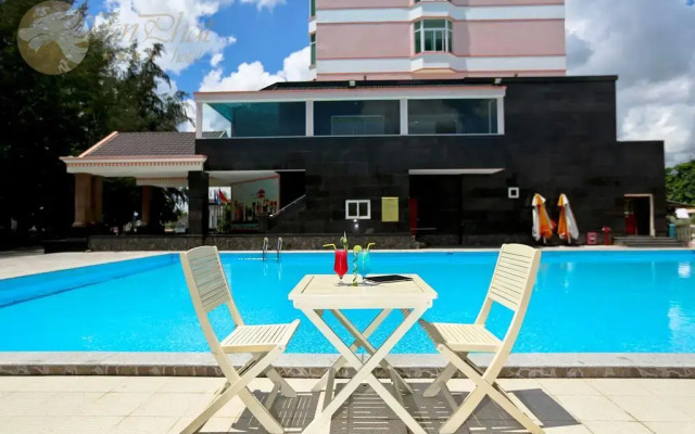 Van Phat Riverside Hotel